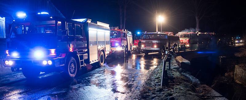 Během silvestrovské noci začala hořet jedna z tržnic v Rožanech u Šluknova.