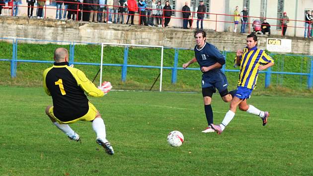 HORNÍ PODLUŽÍ (v tmavém) vyhrálo 1:0 v Trnovanech.