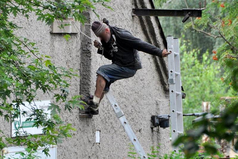 Muž chtěl osobní problémy řešit sebevraždou