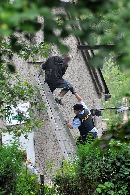 Muž chtěl osobní problémy řešit sebevraždou