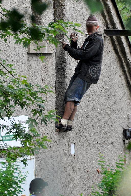 Muž chtěl osobní problémy řešit sebevraždou