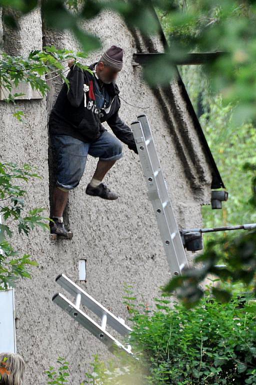 Muž chtěl osobní problémy řešit sebevraždou