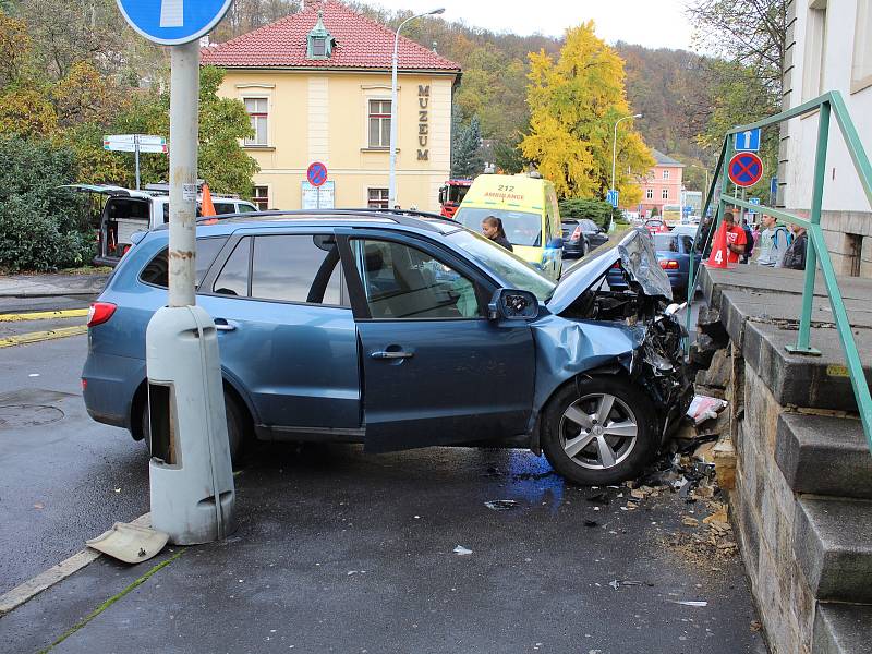 Vážná dopravní nehoda u hlavního nádraží v Děčíně.