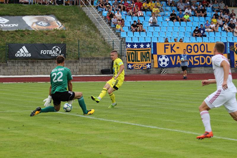 REMÍZA. Fotbalisté Varnsdorf (ve žlutých dresech) doma remizovali s Třincem 2:2.