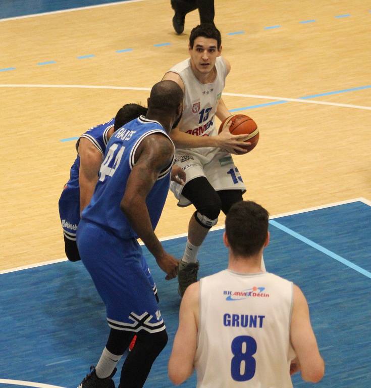 ODVETA. Basketbalisté Děčína ve druhém čtvrtfinále Alpe Adria Cupu proti USK Praha.