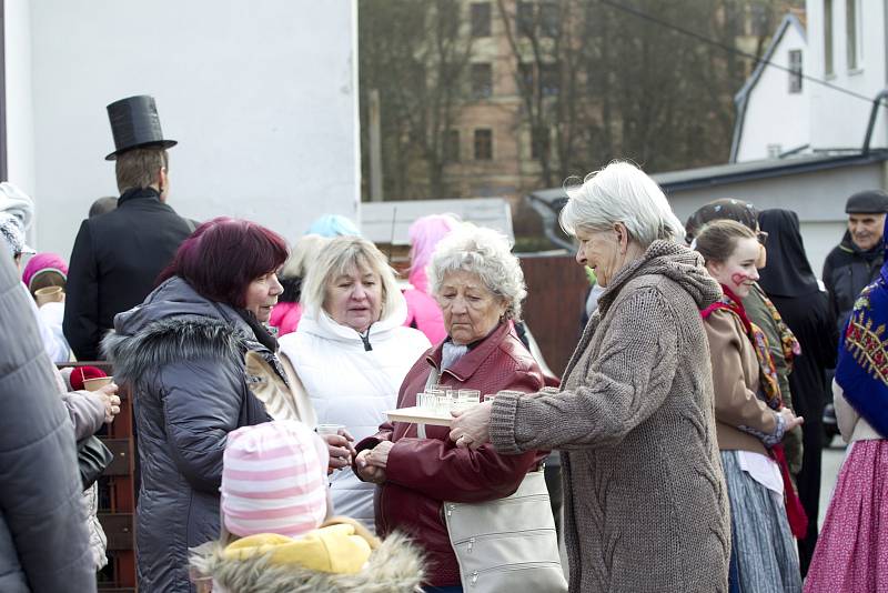 Krásnou Lípou prošel masopustní průvod.