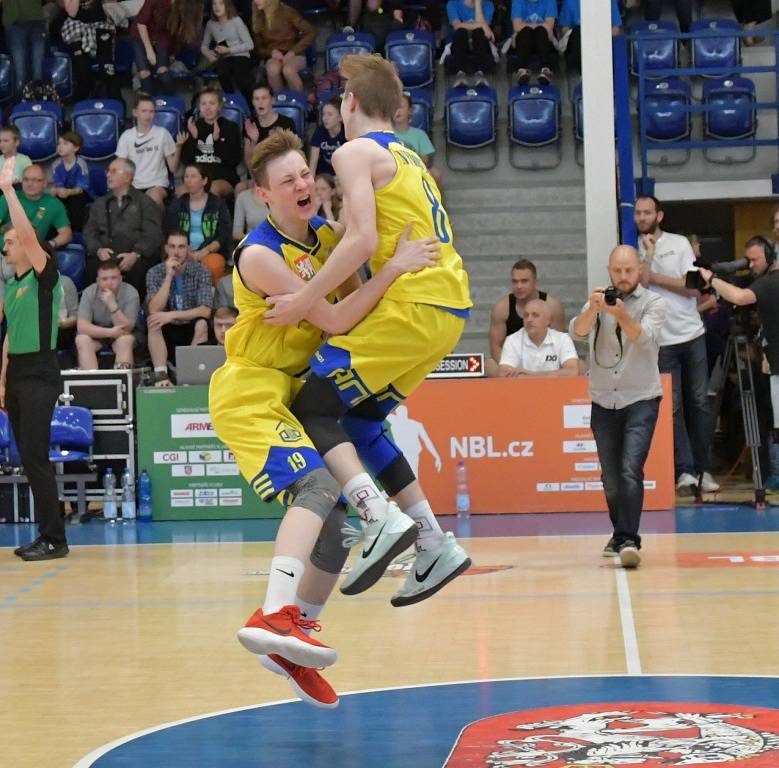 FINÁLOVÉ BOJE. Sportovní liga základních škol má za sebou finále v basketbalu.