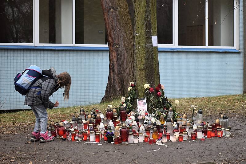 Za zavražděného13letého chlapce hoří u jeho školy svíčky a vlaje černá vlajka.