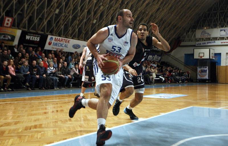 DĚČÍNŠTÍ BASKETBALISTÉ (v tmavém) prohráli v Ostravě.