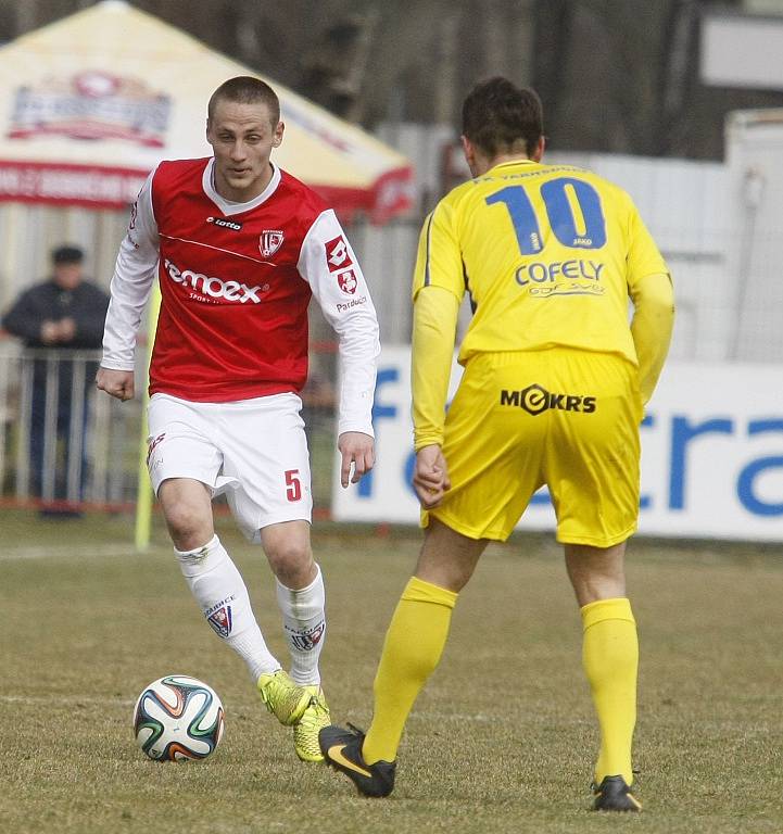 VÍTĚZSTVÍ. Varnsdorf (ve žlutém) vyhrál v Pardubicích 1:0.