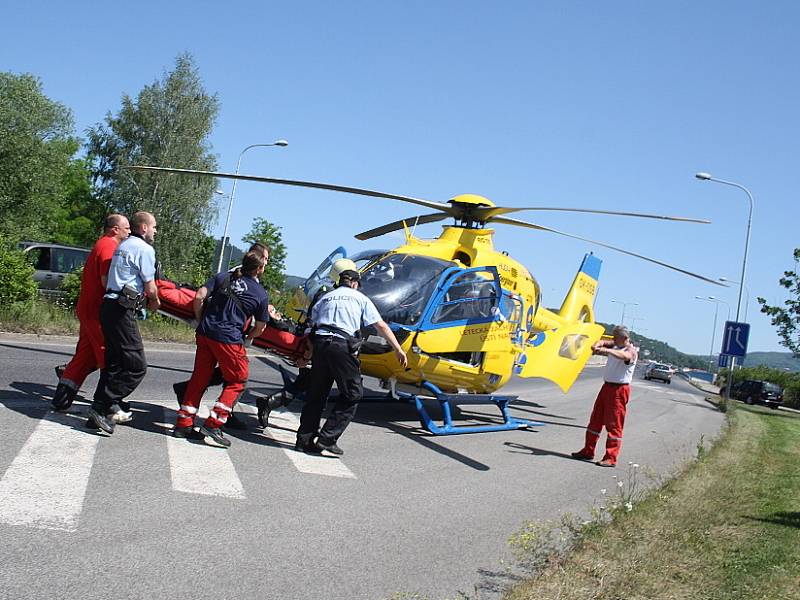 Dopravní nehoda - střet motorkáře s odtahovou službou.