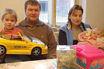S finanční pomocí přispěchal i personál rumburské nemocnice, malý Petřík se raduje z nového auta, to mu přinesli zaměstnanci firmy, ve které pracuje jeho otec Pavel Čácha.