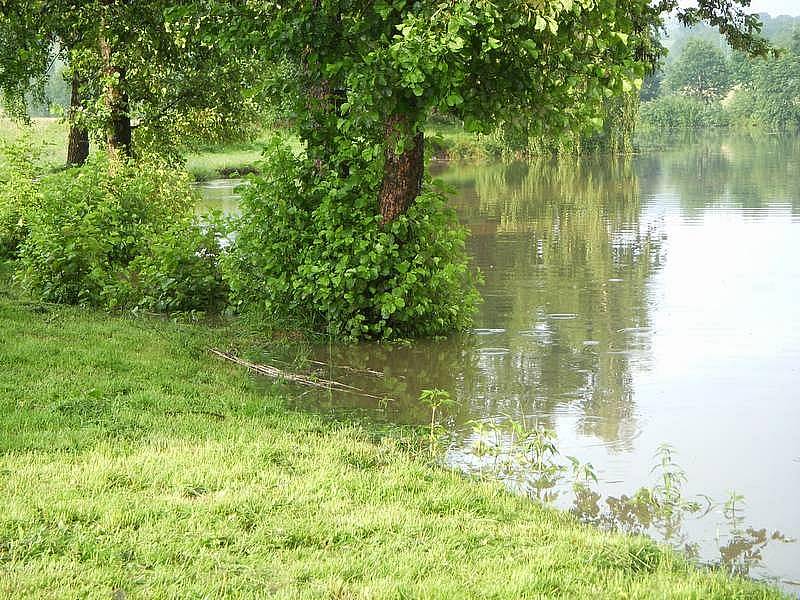 Hráz Huníkovského rybníka se začíná rozpadat, zatím drží