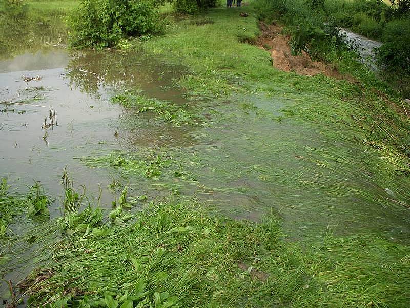 Hráz Huníkovského rybníka se začíná rozpadat, zatím drží