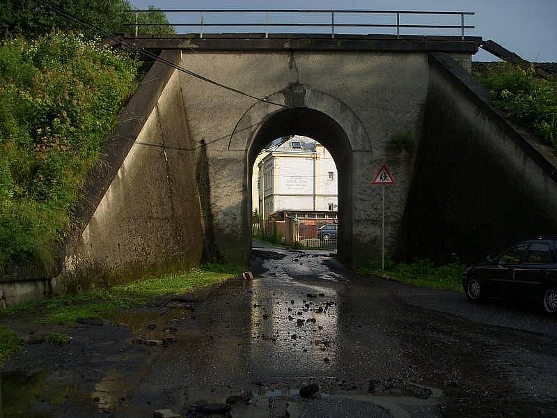 V Jateční ulici v České Kamenici se vylil potok. Voda se následně vyvalila na náměstí. 