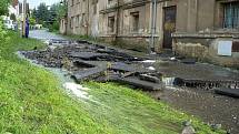 V Jateční ulici v České Kamenici se vylil potok. Voda se následně vyvalila na náměstí. 