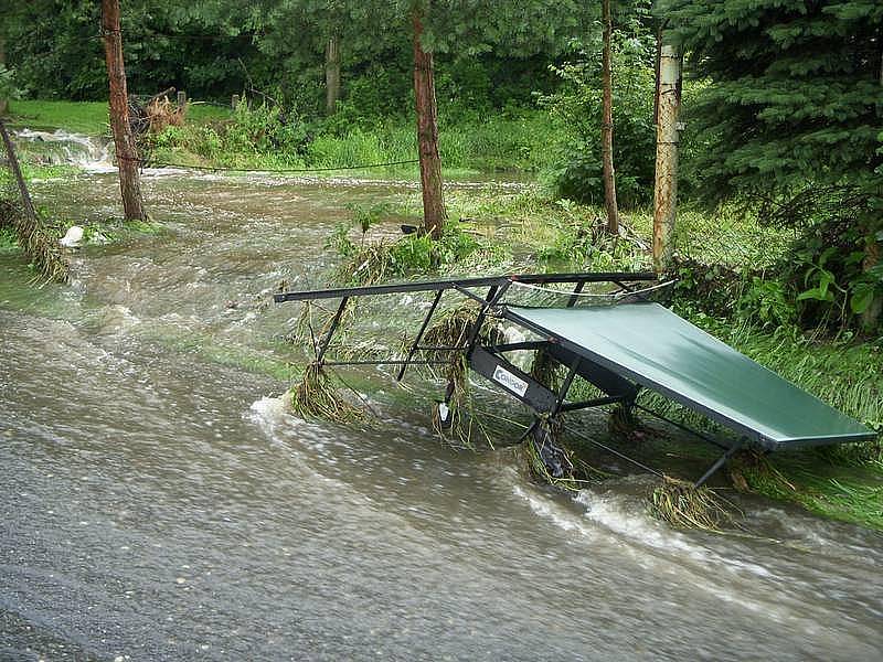 V Jateční ulici v České Kamenici se vylil potok. Voda se následně vyvalila na náměstí. 