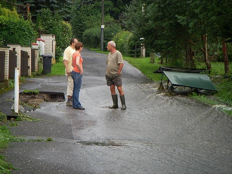 V Jateční ulici v České Kamenici se vylil potok. Voda se následně vyvalila na náměstí. 