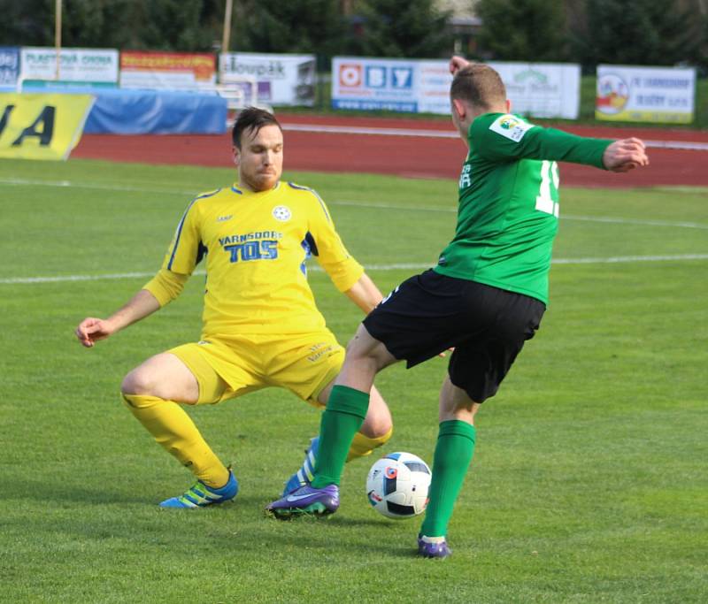 FOTBALISTÉ VARNSDORFU (ve žlutém dresu) přivítali doma Sokolov.