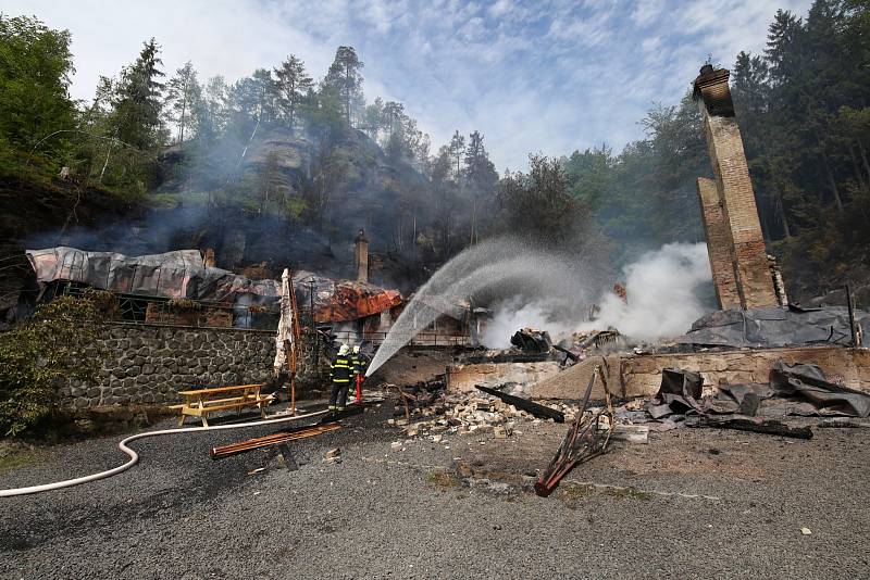 Požár zcela zničil dvě historické chaty Na Tokáni.
