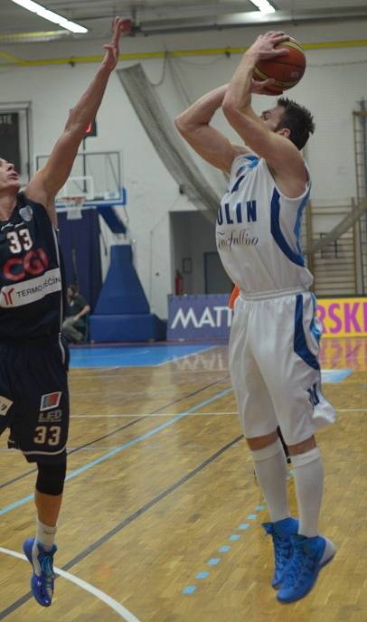 PARÁDA! Děčínští basketbalisté (v tmavém) dokázali vyhrát v Kolíně.