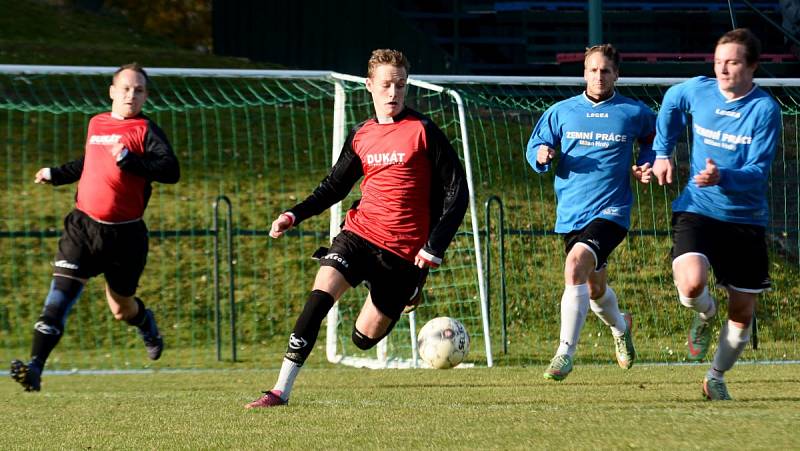 FOTBALISTÉ KRÁSNÉ LÍPY (v červeném) porazili Dobkovice po pokutových kopech.