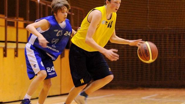 POHODA. Mladí basketbalisté Varnsdorfu (ve žlutém) doma přejeli Kladno.