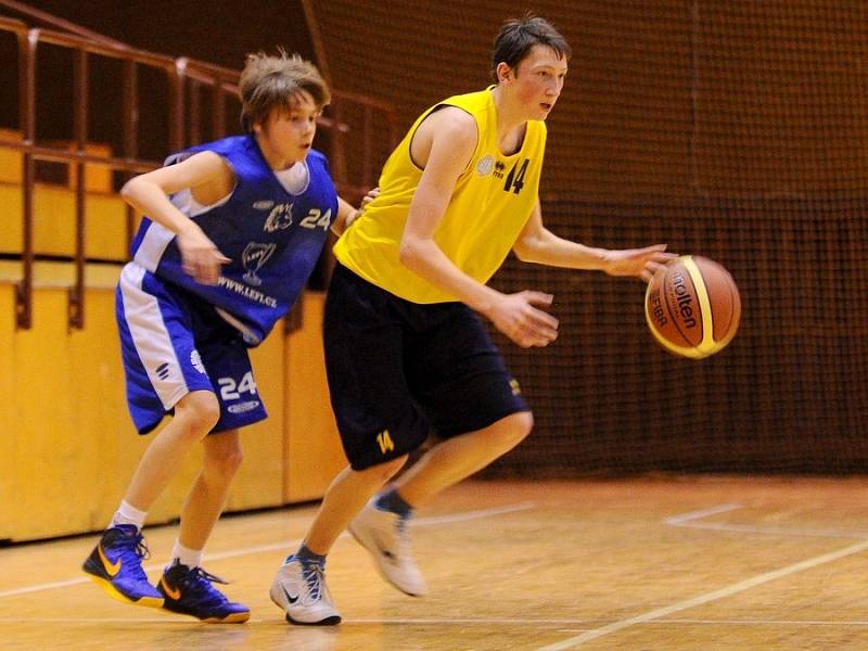 POHODA. Mladí basketbalisté Varnsdorfu (ve žlutém) doma přejeli Kladno.