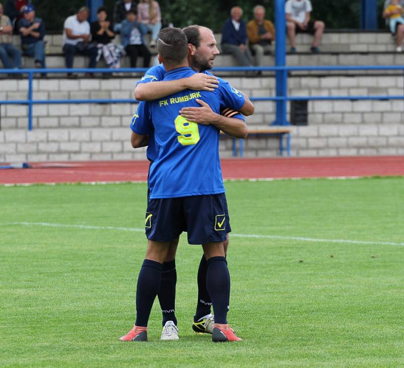 PORÁŽKA. Rumburk (v modrém) doma podlehl Ledvicím 2:4.