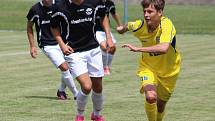 PORÁŽKA. Fotbalisté Varnsdorfu (ve žlutém) prohráli s týmem Budissa Bautzen 0:2.