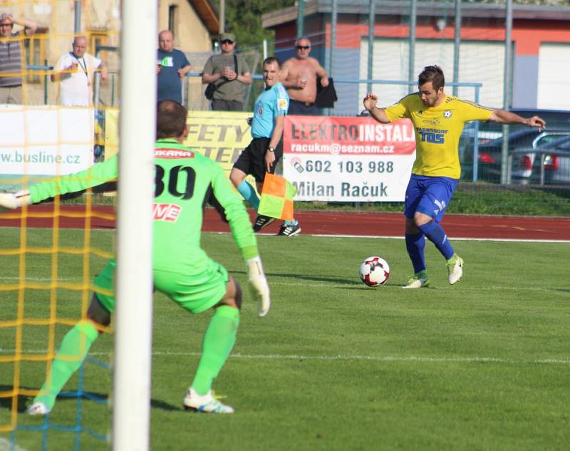 DERBY. Varnsdorf (ve žlutém) hostil v derby Ústí nad Labem.