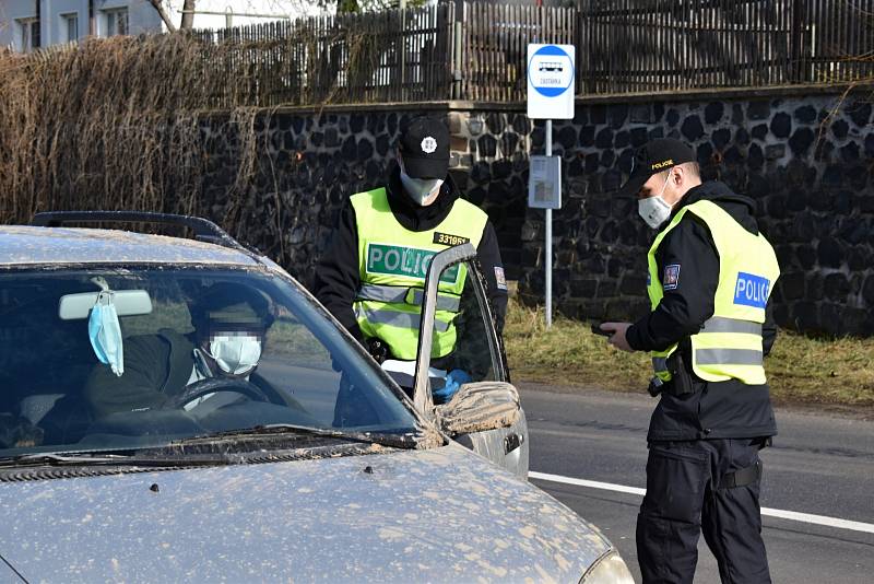 Policisté kontrolovali i o víkendu dodržování zákazu překračování hranic okresu