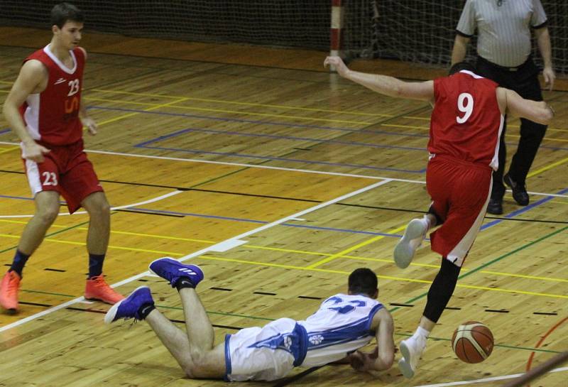 DERBY. Basketbalisté Varnsdorfu (v bílém) doma porazili Děčín.