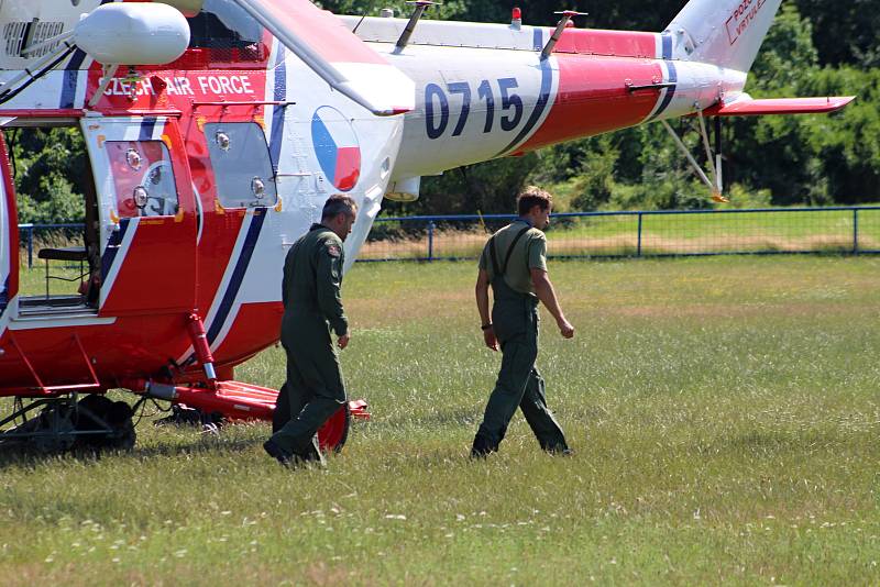 U lesního požáru ve Františkově pomáhal i armádní vrtulník.