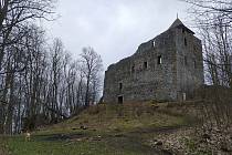 Na vrcholu Zámeckého vrchu u České Kamenice se tyčí zřícenina hradu Kamenice, jejíž součástí je dřevěná rozhledna. Duben 2021.