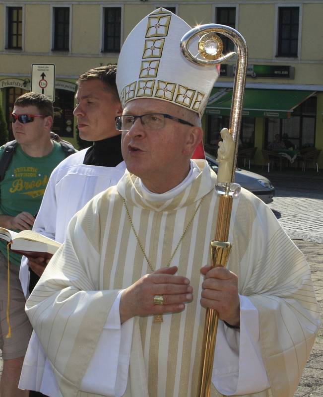 ULOŽENÍ schránky do Mariánského sloupu v Benešově nad Ploučnicí proběhlo v sobotu. 