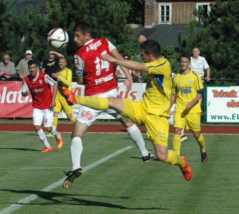 DOBRÁ PRÁCE. Varnsdorf (ve žlutém) doma porazil Pardubice 3:0.