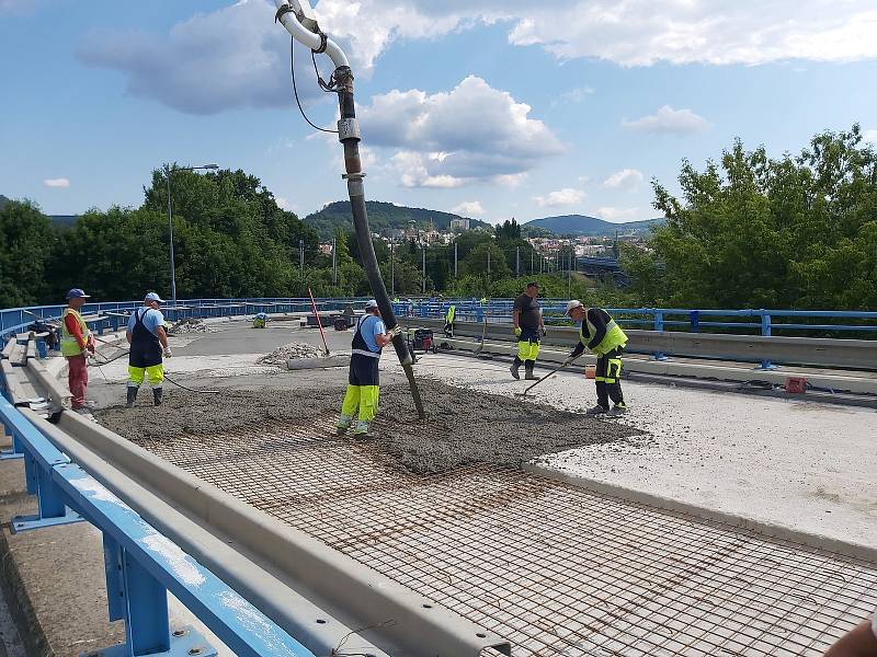 V Děčíně pokračuje oprava Nového mostu.