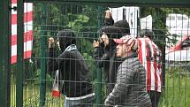 Fotbalisté Varnsdorfu (ve žlutém) doma nestačili na Žižkov.