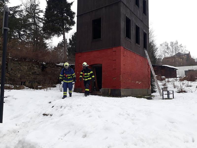 Hasiči v Krásné Lípě cvičili o víkendu přímo na zbrojnici.