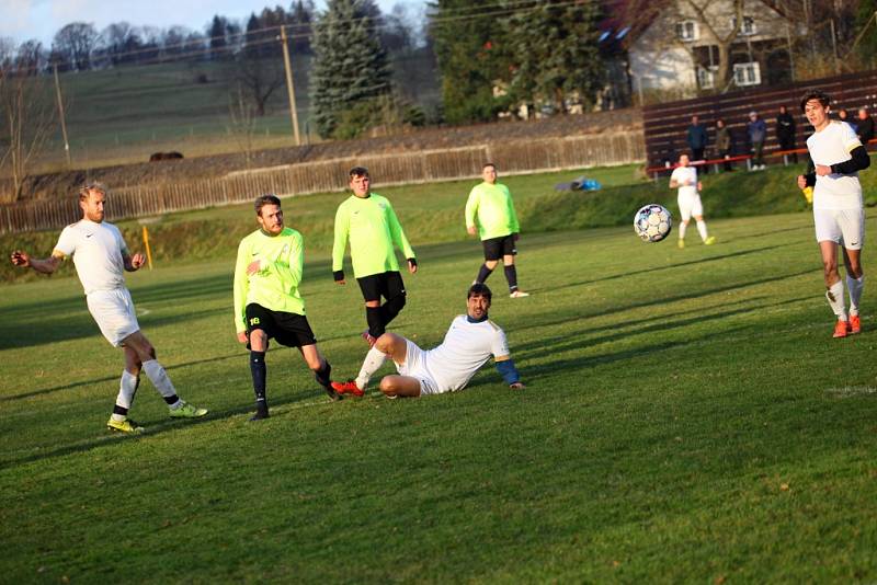 Horní Podluží doma porazilo Dolní Poustevnu (bílé dresy) 4:0.