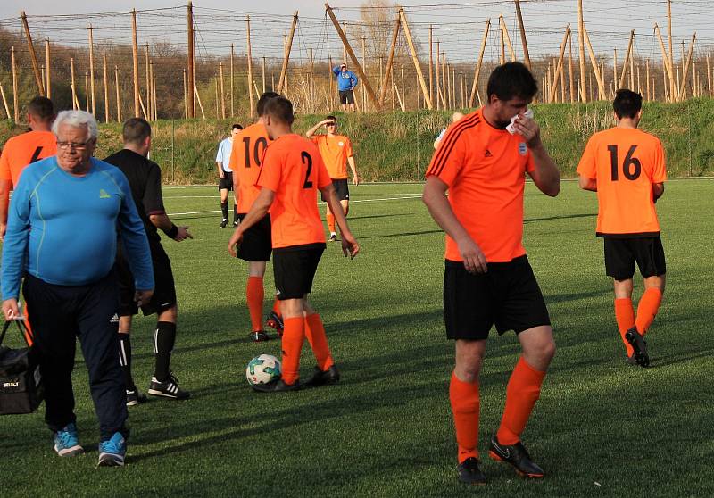 DALŠÍ PORÁŽKA. Česká Kamenice (v modrém) prohrála 1:3 v Roudnici.