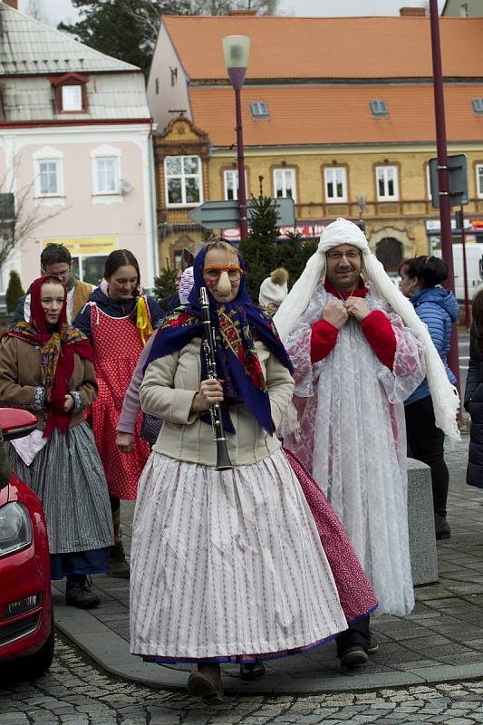 Krásnou Lípou prošel masopustní průvod.