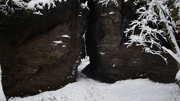 Fotogalerie: Sníh proměnil skalní město v Tisé v pohádkovou krajinu ...