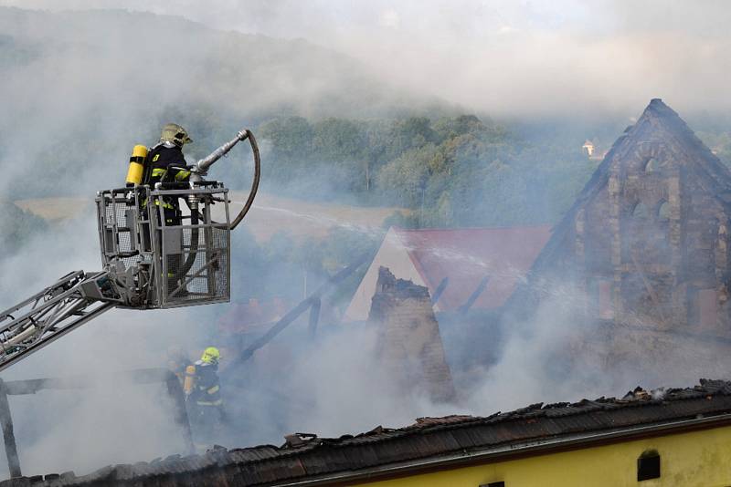 V Malé Veleni shořel dům, silnice na Českou Lípu je uzavřená