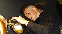 Ve Varnsdorfu teklo pivo proudem, konala se barmanská soutěž Kocour Cup.