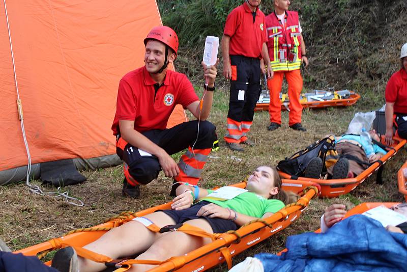 Nácviku záchrany lidí z plného vlaku se na česko - německé hranici zúčastnili také záchranáři, hasiči a policisté z Čech.