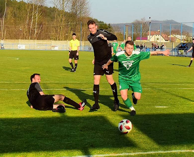 TŘI BODY zůstaly doma. Vilémov (v zeleném) porazil Brnou 3:0.