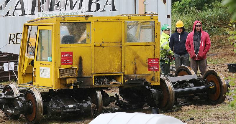 Dělníci se pustili do rozebírání velkého železničního jeřábu, který na konci května spadl z náspu v Brtníkách