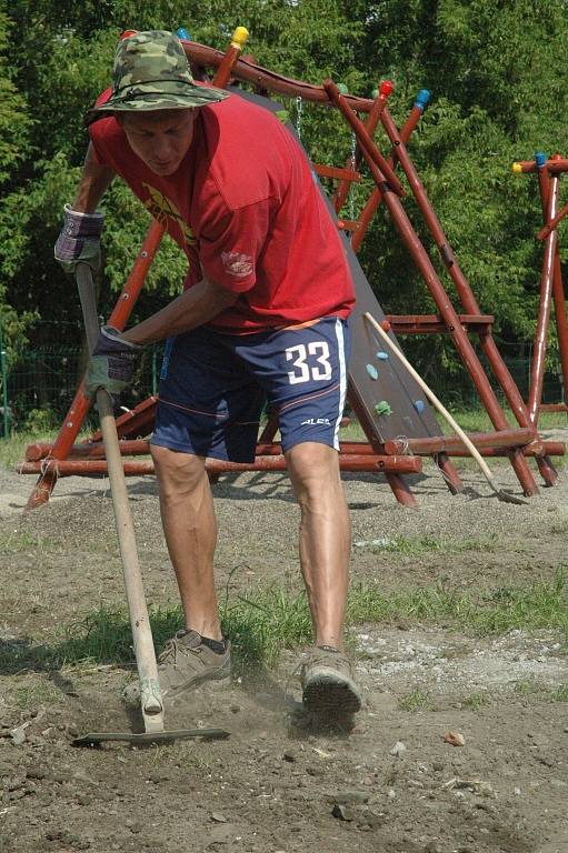 DOBRÁ VĚC. Takhle se makalo na dětském hřišti u Kocandy.